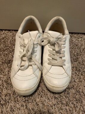 Universal Thread Women’s White Leather Sneakers Size 9
